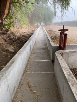 Autoridades del agro recorren obra acumulación bonificada por la Ley de Riego de pequeño productor de Salamanca
