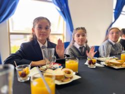 Tras exitosos resultados del SIMCE 2024, Alcalde de Illapel se reúne y homenajea a alumnos de Enseñanza Basica y Media