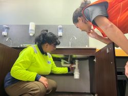 Mujeres certificadas en gasfitería invitan a sumarse a programa de Aguas del Valle en últimos días del proceso de postulacion.